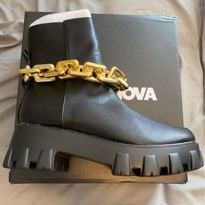 Never Worn! Fashion Nova Boot w/ Gold Chain